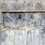 東階段のレリーフ　エチオピアの使節、黒人で小人、髪がちじれいる。貢物は象牙、オカピ、香水の入った瓶