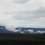 ロライマ＆クケナン　ロライマ山の頂上付近には雲がない、失われた世界に降りられるかも