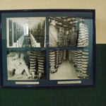 元監獄　当時の囚人服などがパネルで紹介されている