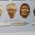 ヤマナ族　儀式の際、男たちは顔に塗りたくった