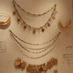 黄金の装身具　ウルの王墓出土の副葬品、ネックレスやイヤリングなど金、銀をふんだんに使った贅沢なもの