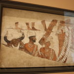 犠牲の牛を引く人々 下半身と右手の一部が残っている大きな人物が王で、従者と共に牛を神殿に運んでいる