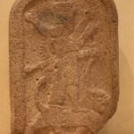 イシュタル女神の石碑　隋獣のライオンの上にたち剣を差し矢を背負っている。戦いの女神イシュタルである