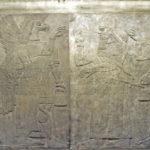 鷲頭の精霊とアッシュールナシパル２世　前後の鷲頭の精霊にアッシュールナシパル２世が祝福を受けている