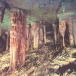 シュコツィヤン洞窟　絵葉書、鍾乳石と石筍がつながっている。鍾乳石は１ｃｍ伸びるのに何十年もかかる