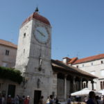 トロギール旧市街　時計塔、青い文字盤の時計は１５世紀のもの、１階に聖セバスチャン教会がある。 右側のロッジア（開放柱廊）は裁判所として使われた。