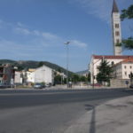 モスタル　駐車場の横にあるセント･ペーター教会、手前の道路がボスニア内戦時にクロアチア人とボシュニャクの境界であった