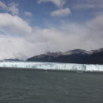 蒼白い氷河　カメラを広角にしても氷壁壁の全体が入らない、2000～2500mはあるのだろうか