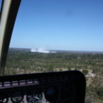 ヘリ飛行　前方にビクトリアの滝の水煙が見えてきた