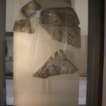 禿げ鷹の碑２面　２面には神々の戦いの様子が描かれている