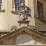 ラートハウス　ラートハウスの正面の像、右の女神が左手に天秤、右手に剣を持っている。