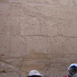 カルナック神殿　列柱室の壁に描かれた神々