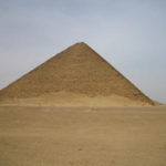 ダフシュール　赤のピラミッド、赤っぽい石が使われている、真正ピラミッドでは最古