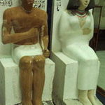 カイロ博物館　ラーホテプとネフェルト像、夫の力強さと婦人のふくよかさが活き活きと表現されている。ＢＣ２６００年。
