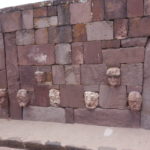 ティナワク遺跡　半地下神殿、壁の人面