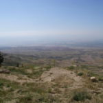 ネボ山　ネボ山からの眺め、死海、ヨルダン川や遠くにエルサレムの山々を望む。 ホーム ネボ山からの眺め、死海、ヨルダン川や遠くにエルサレムの山々を望む。 モーゼは約束の地を前にして１２０才の生涯をネボ山で終えた