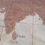 モニュメント前の世界地図　 ホーム １４９８年、バスコダ・ガマが東回りでインドのカリカットに着いた