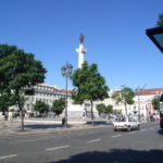 ロシオ広場　リスボンっ子が愛する広場、広場中央の塔の上にはペドロ４世像
