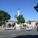 ロシオ広場　リスボンっ子が愛する広場、広場中央の塔の上にはペドロ４世像