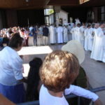 ファティマ　ご出現の礼拝堂での礼拝が終わり、聖職者が移動を始めた