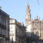 ポルト　リベルダーデ広場、クレリゴス教会の７６ｍの塔が見える