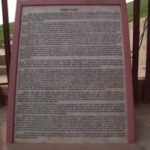 アグラ城　アグラ城の説明板、詳しく説明している