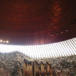 テンペリアウキオ教会　天井は銅板、ガラスの明り取りがある