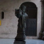 柱廊入口のグリエルモ２世像　聖母マリアに聖堂を捧げている