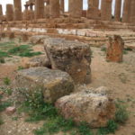 ヘラ神殿　手前に転がっている石には、作業し易いように溝がつけられている