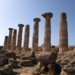 ヘラクレス神殿　豪壮な８本の柱が残っている。神殿の中に入ることが出来る