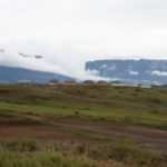 ヘリ発着場所　ヘリ発着場所からクケナンとロマイナを見る、手前はパライ・テプイの宿