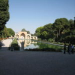 チェヘル・ソトゥーン宮殿　宮殿の池越えに門を望む