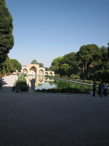 チェヘル・ソトゥーン宮殿 宮殿の池越えに門を望む