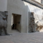 コルサバード　人面有翼牡牛像と巨人が入口の左右に置かれている。