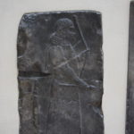 コルサバード アッシリアの王たちは狩猟が好きであった、森で従者が弓に矢をつがえようとしている