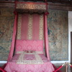 ５人の王妃の部屋　この部屋はカトリーヌ・メディシスの２人の娘と３人の義理の娘を記念して名付けられた。５人がこのベッドをそれぞれ使ったわけではない