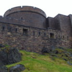 エディンバラ城　１３０メートルほどの岩山に聳え立つ城塞、ノルマン時代の7世紀に起源を持つと言われている。スコットランドの即位の宝器と運命の石など必見。
