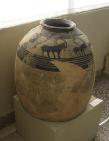 バスタン考古学博物館（国立） 土器、動物の模様が入っている