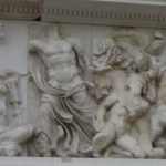 ペルガモン博物館　ゼウスが鷲に伴われ３人の巨人と戦っている