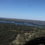 ヘリ飛行　ゴルフコースが真下に来た、ザンベジ川が見える