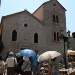 ブドヴァ観光　聖イヴァン教会、左のちょん切れているのが鐘楼（城壁から全容を撮ります）