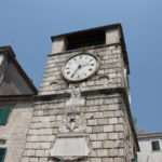コトル観光　正門を入った広場（武器広場）、正面に１７世紀初めに建てられた時計塔