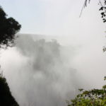 ビクトリアの滝　雨林の隙間からデビルズ・キャタラクトが見えてくる、水煙に消されて滝の全容は見えない