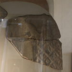 禿げ鷲の碑ー部分　籠の中に捕らえられた敵兵たちをラガシュの守護神ニンギルスがこん棒で打っている