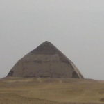 ダフシュール　屈折ピラミッド、下部の傾斜が５２度、上部は４３度と傾斜がゆるくなっている