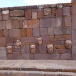 ティナワク遺跡　半地下神殿、人面彫刻、風化しているものもある