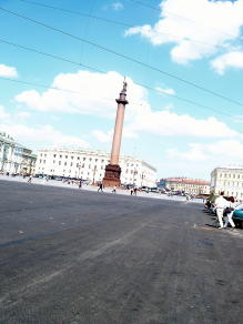 宮殿広場　宮殿広場の中央に立つアレクサンドルの円柱。
