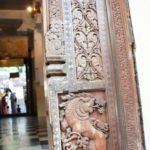 本堂裏手のアルート･マリガワ　入口の柱　彫刻
