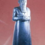 アレッポ国立博物館　マリ遺跡、マリ王イシュタプ・イルム像。 目が大きく長いあご髭をはやしている。黒光りしているのは閃緑岩のため