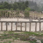 ジェラシュ遺跡　フォーラム（アゴラ）。８０ｍ×９０ｍ、楕円形の広場、イオニア式の柱が１６０本。集会、会議が行われた 次の画像